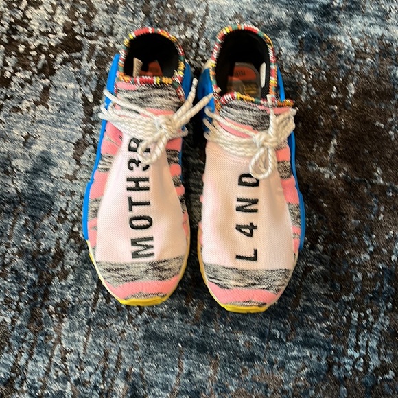 Pharrel human race - Picture 2 of 6